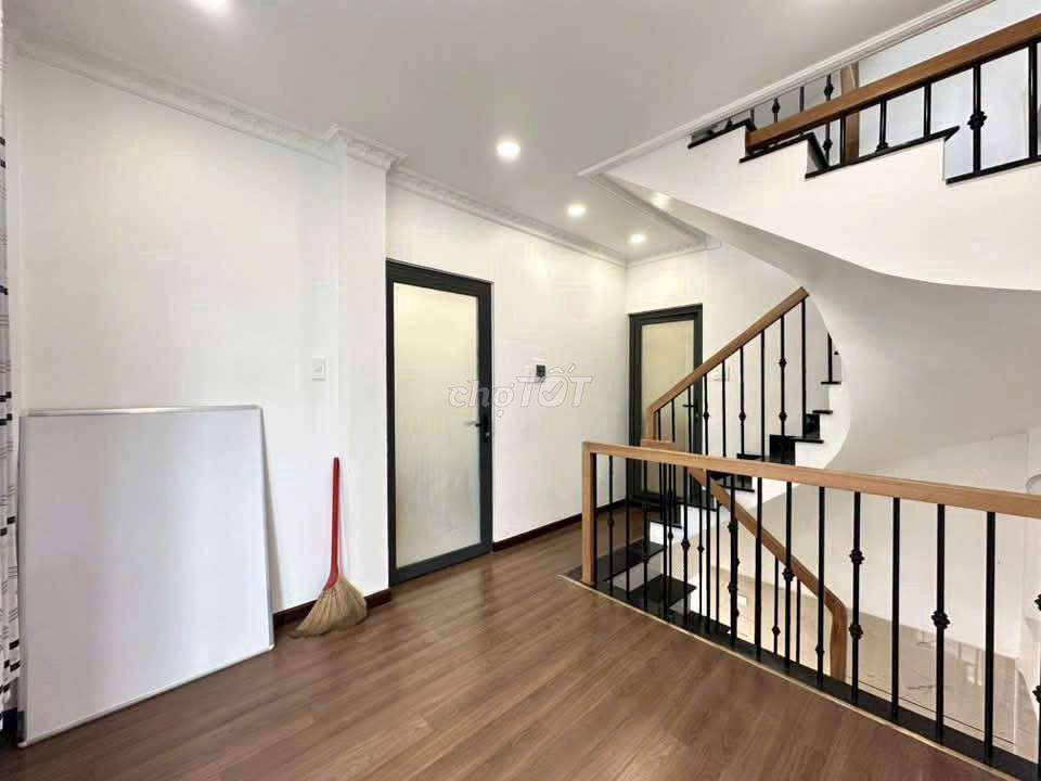 6 x 8 front, 5 bedrooms. Five bathrooms ready for air conditioning.