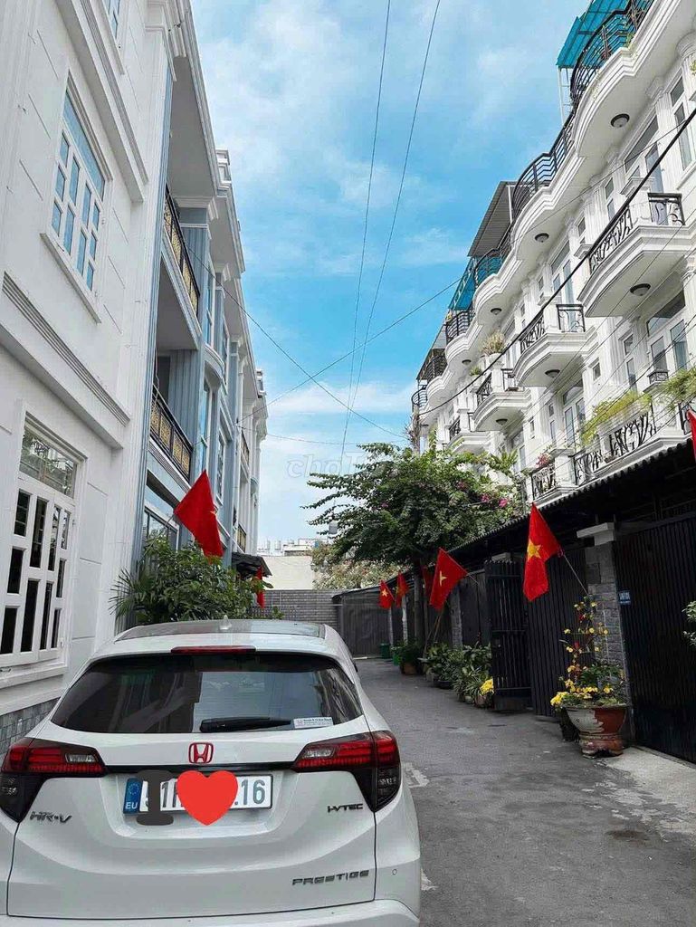 3 stories car parks four bedrooms for 11 million.