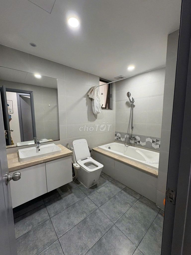 The Manor 2-Bình Thạnh, rent 17 million a month, 78 meters, two furniture bedrooms.