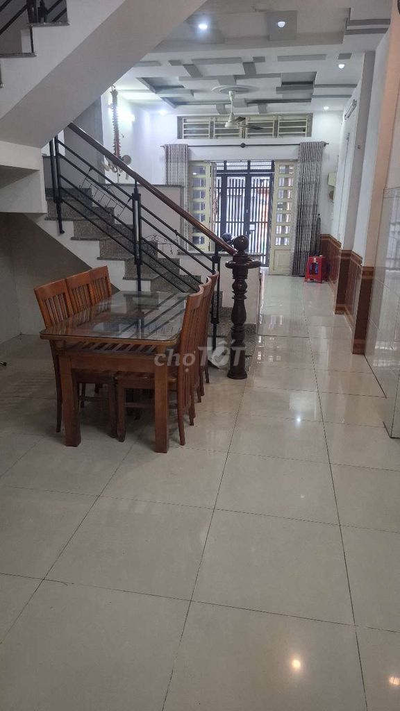 A car sleeps in a two-story bedroom. Three toilets. Two Thống NhấtMMX 16 Gò Vấp.