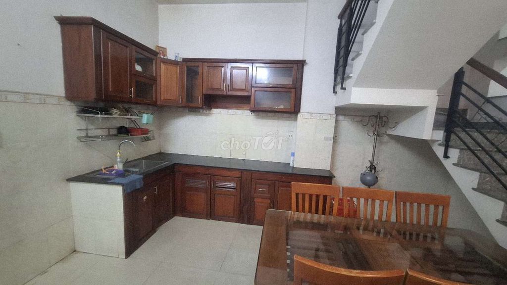 A car sleeps in a two-story bedroom. Three toilets. Two Thống NhấtMMX 16 Gò Vấp.