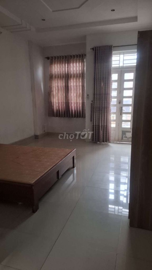 A car sleeps in a two-story bedroom. Three toilets. Two Thống NhấtMMX 16 Gò Vấp.