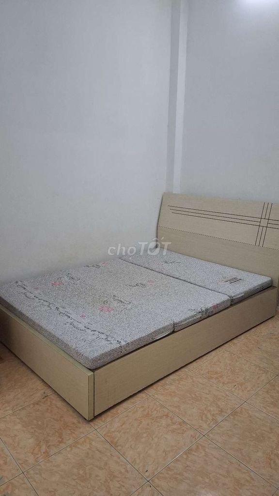 A car sleeps in a two-story bedroom. Three toilets. Two Thống NhấtMMX 16 Gò Vấp.