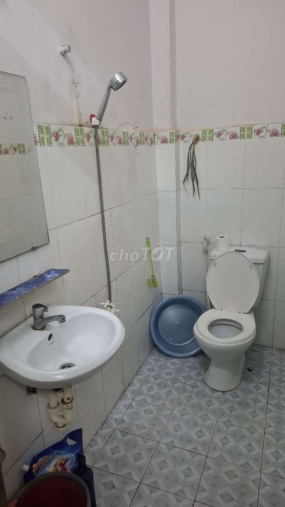 A car sleeps in a two-story bedroom. Three toilets. Two Thống NhấtMMX 16 Gò Vấp.