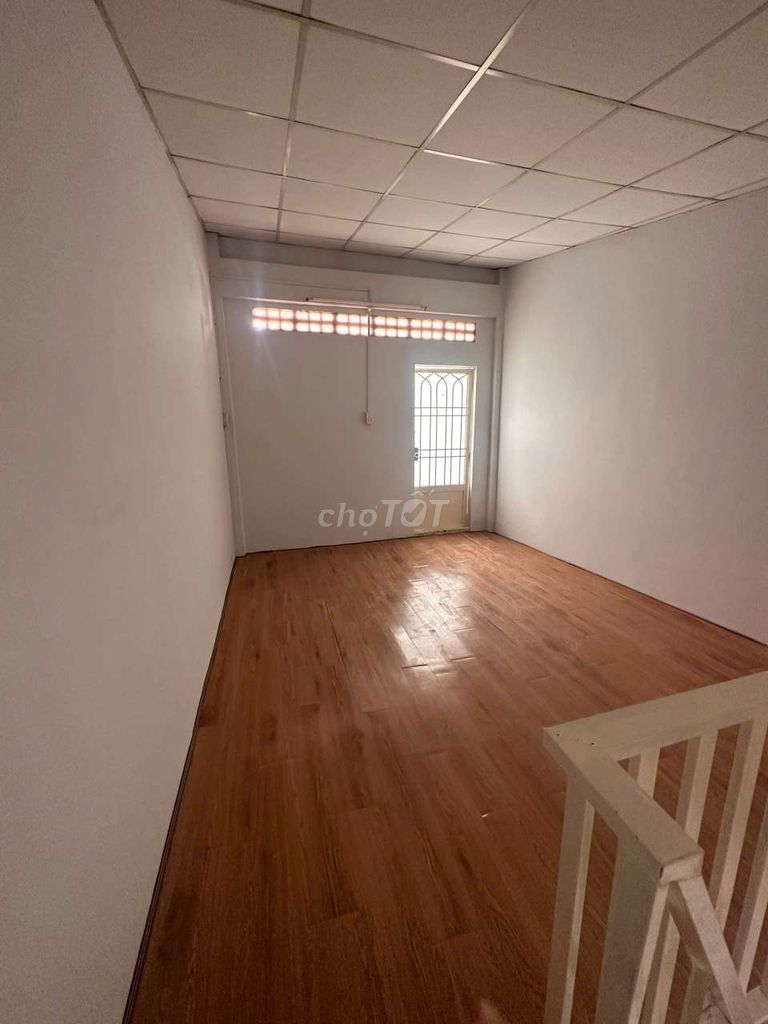 3 rooms 3/5 X 30 M Nguyễn Văn Luông
