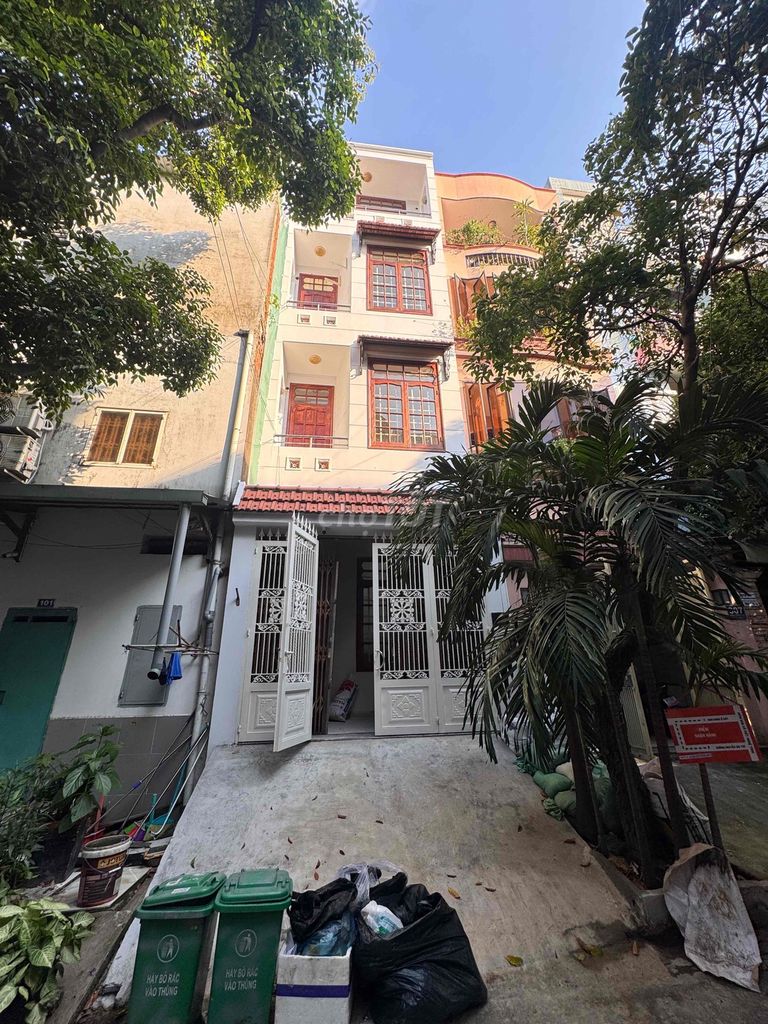 Two-sided Nguyễn Gia Trís long-term businesses.