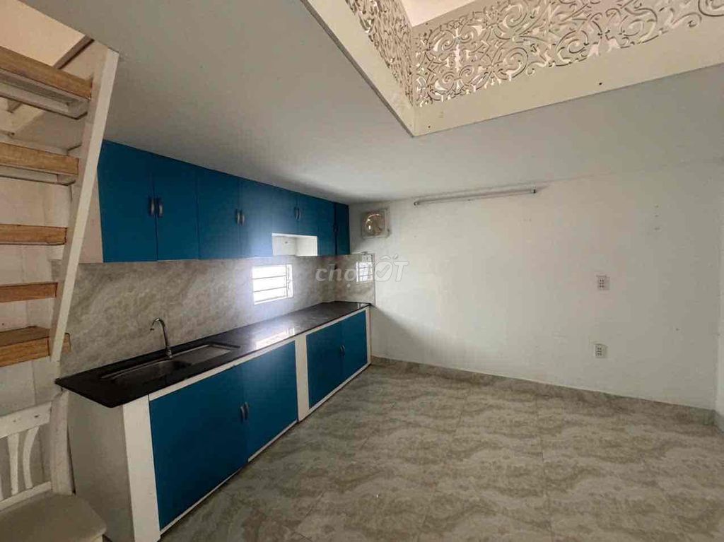 The Nguyễn Thị Thập motel is near 660 District 7