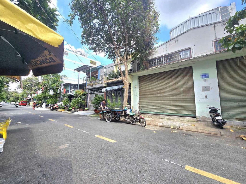 Rent a warehouse of 1. Lê Sao - an area of 12 x 20 - an area that uses 300 m2 per month only 35 million