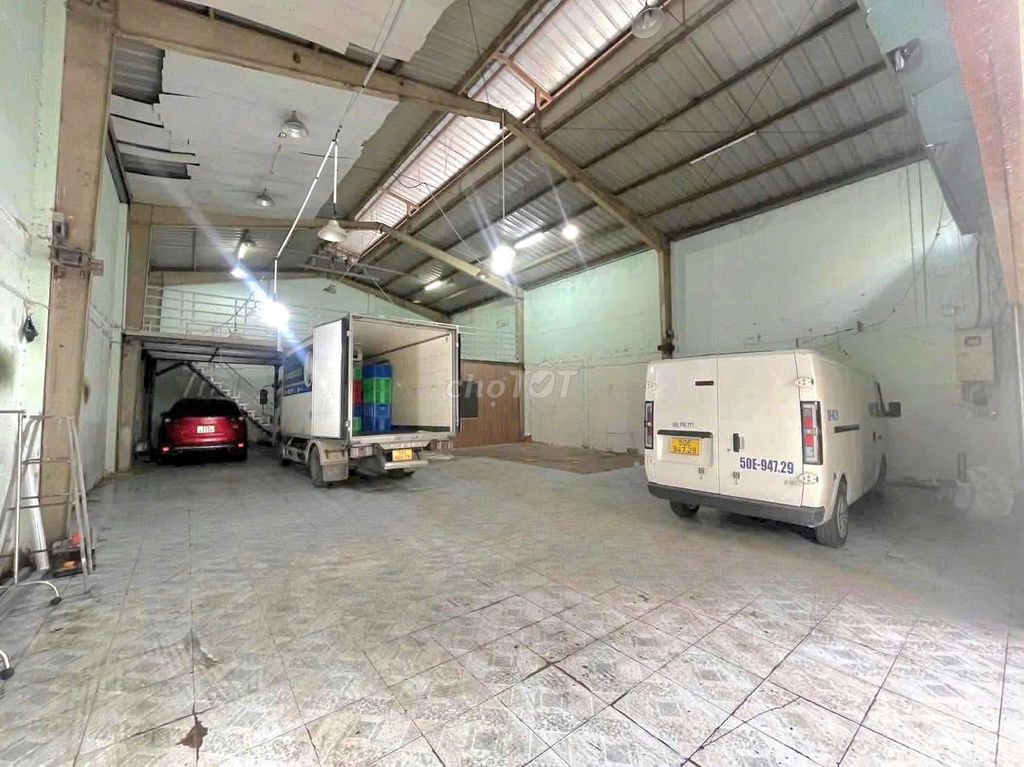 Rent a warehouse of 1. Lê Sao - an area of 12 x 20 - an area that uses 300 m2 per month only 35 million