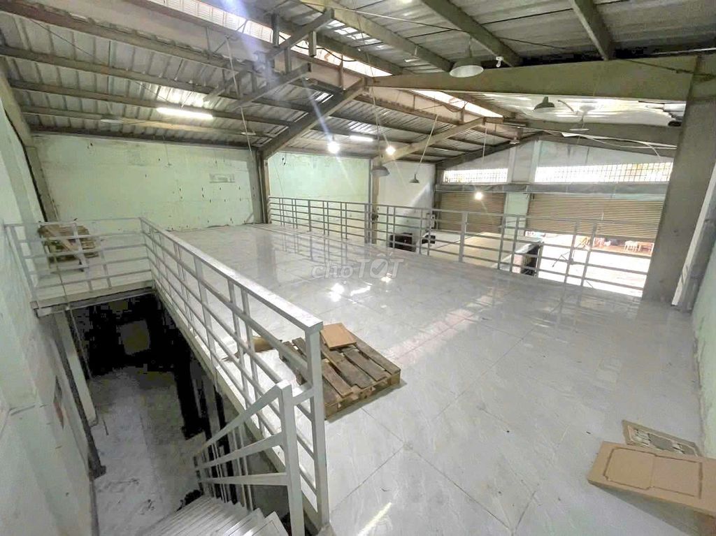 Rent a warehouse of 1. Lê Sao - an area of 12 x 20 - an area that uses 300 m2 per month only 35 million