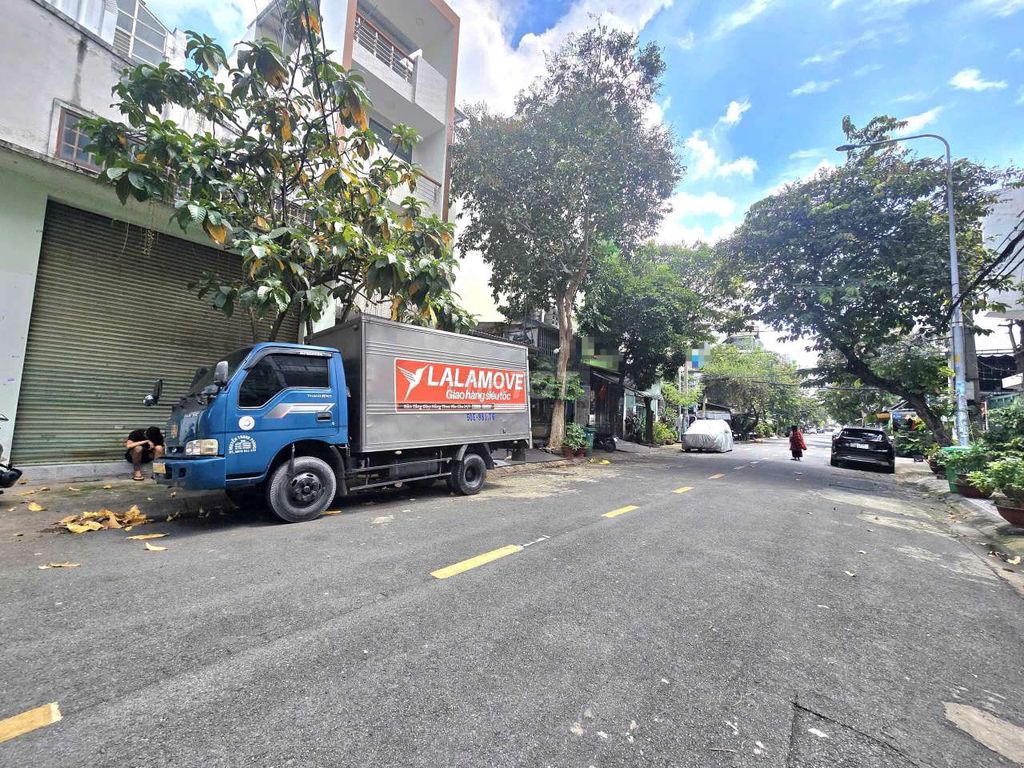 Rent a warehouse of 1. Lê Sao - an area of 12 x 20 - an area that uses 300 m2 per month only 35 million