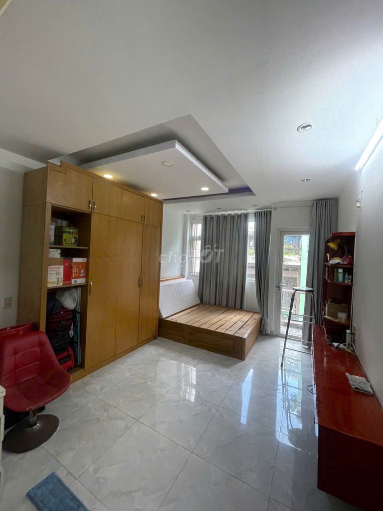 Rent a nice new house. There's interior.
