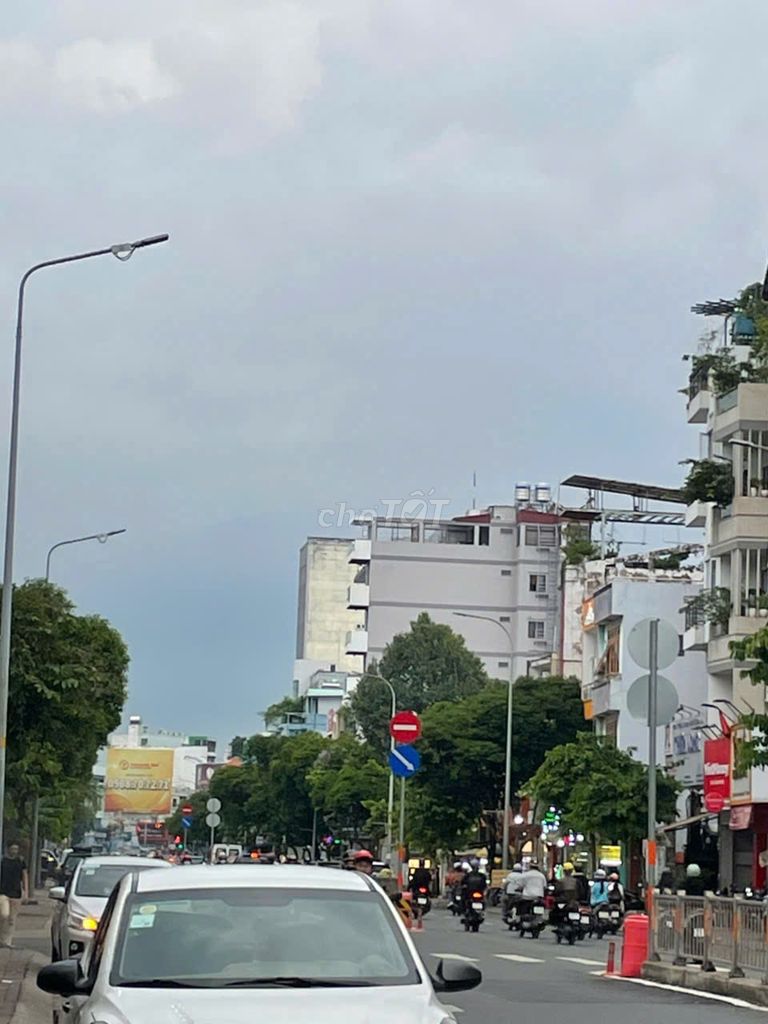 Rent a four-story fucking business front.Nguyễn Thái Sơn east of here.