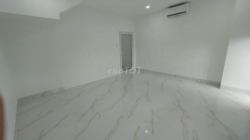 Rent a three-story bedroom near Global Bilbao.