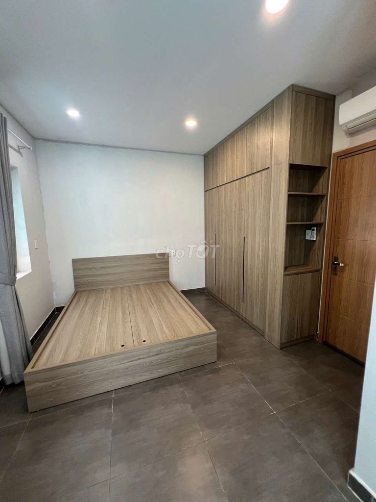 It's the owner who rented the apartment. A bedroom. A bathroom in a cheap Mega Ruby mansion.