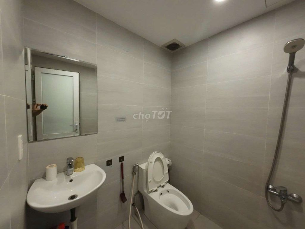 It's the owner who rented the apartment. A bedroom. A bathroom in a cheap Mega Ruby mansion.