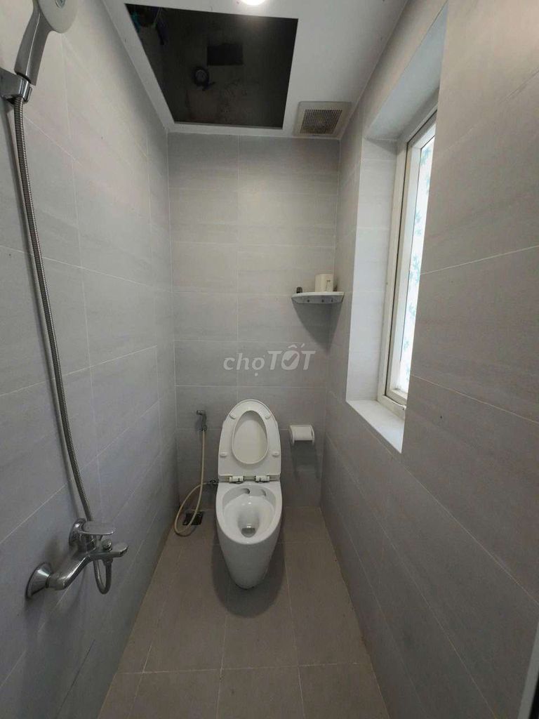 It's the owner who rented the apartment. A bedroom. A bathroom in a cheap Mega Ruby mansion.