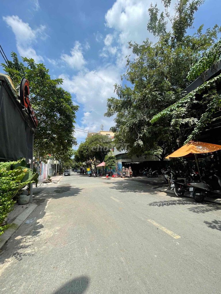 Rent a front house on số 9 residence into multiple food areas 4 x 18 meters