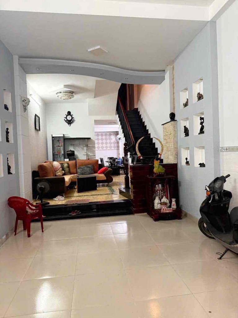 Rent a front house on số 9 residence into multiple food areas 4 x 18 meters