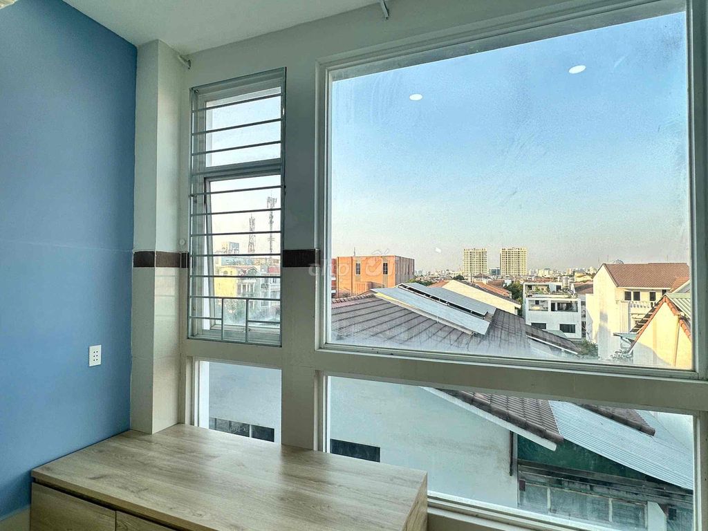 A super-large sky window at Trần Trọng Cung.
