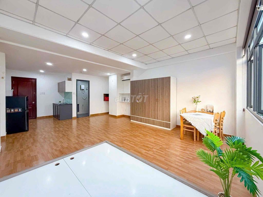The window studio is Hoàng Quốc Việt.