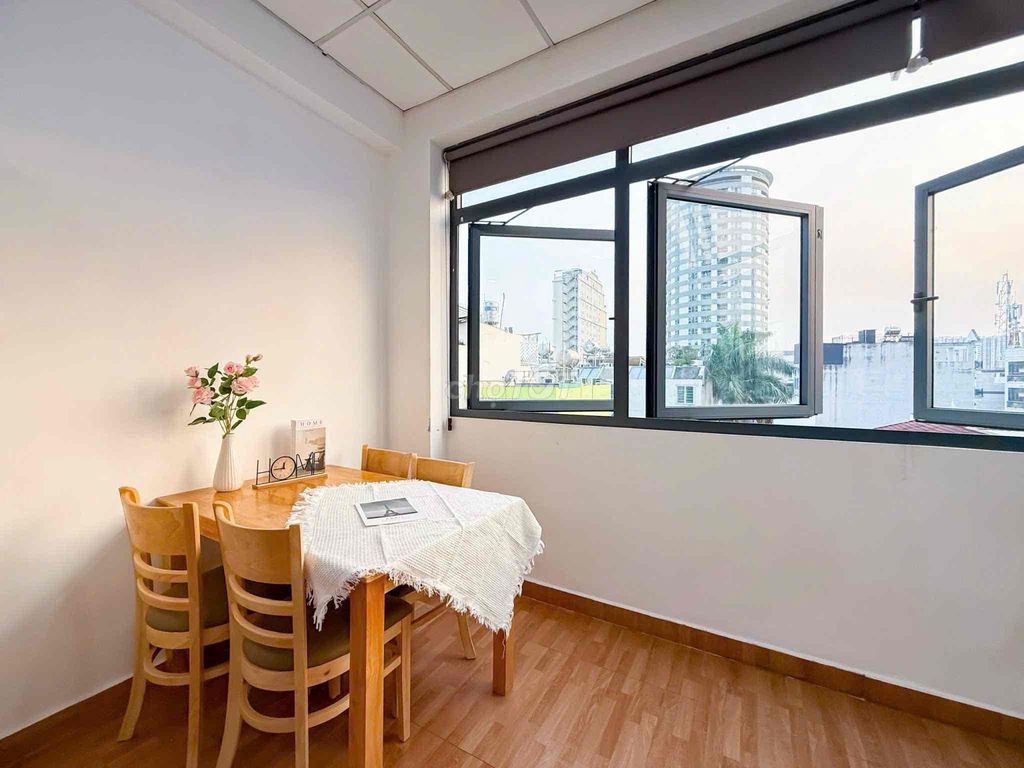 The window studio is Hoàng Quốc Việt.