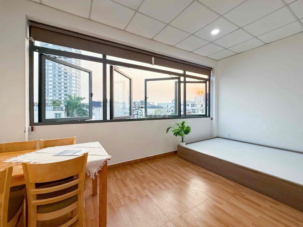 The window studio is Hoàng Quốc Việt.