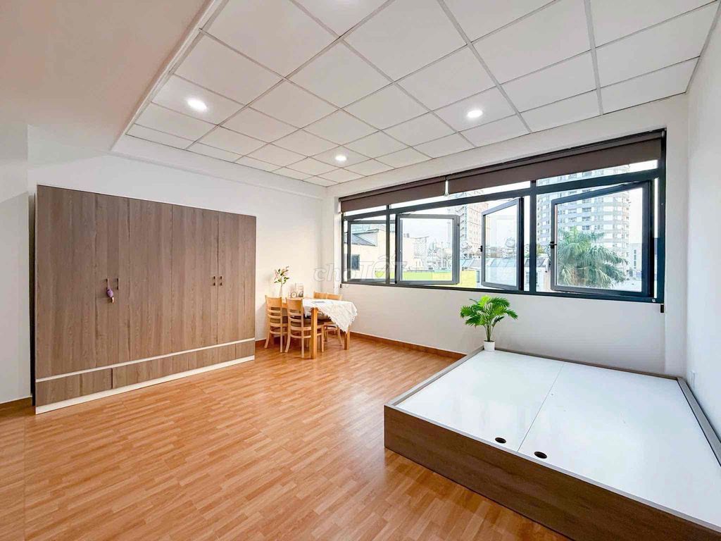 The window studio is Hoàng Quốc Việt.
