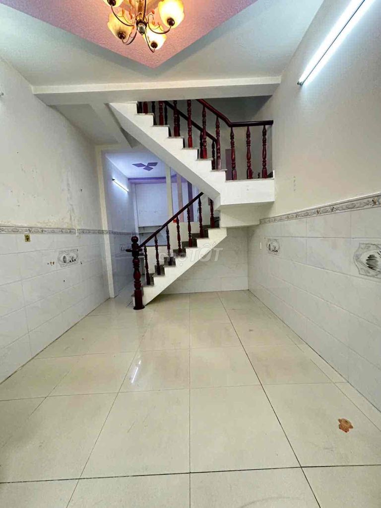 Three bedrooms, two clean toilets, clear.