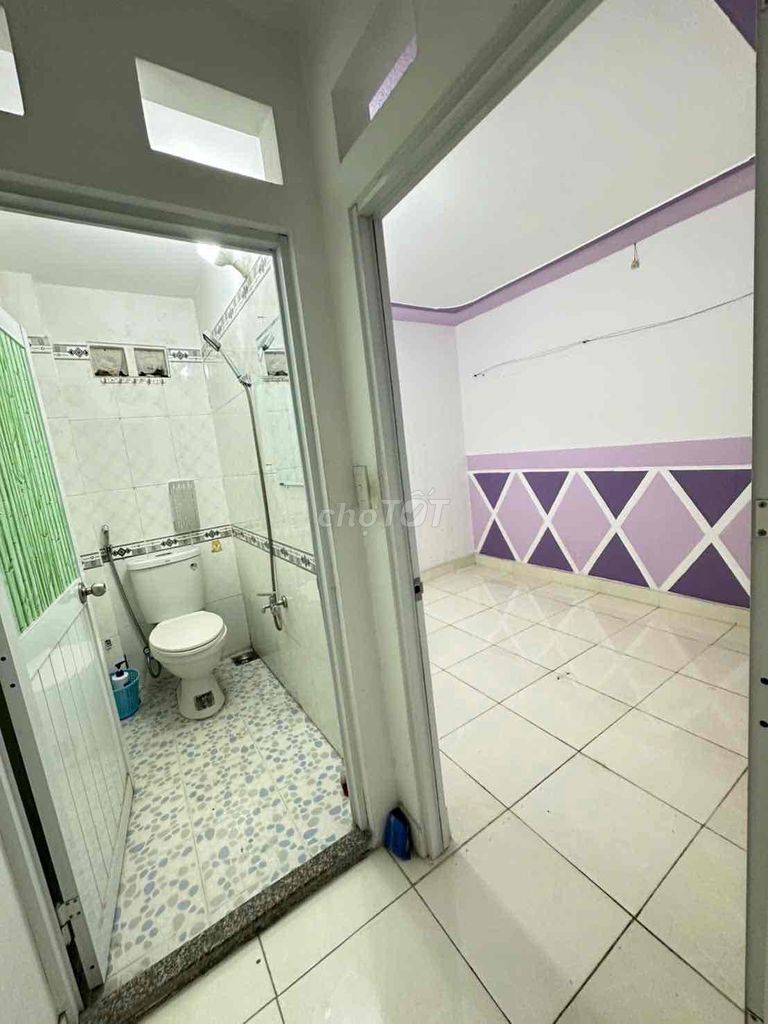Three bedrooms, two clean toilets, clear.