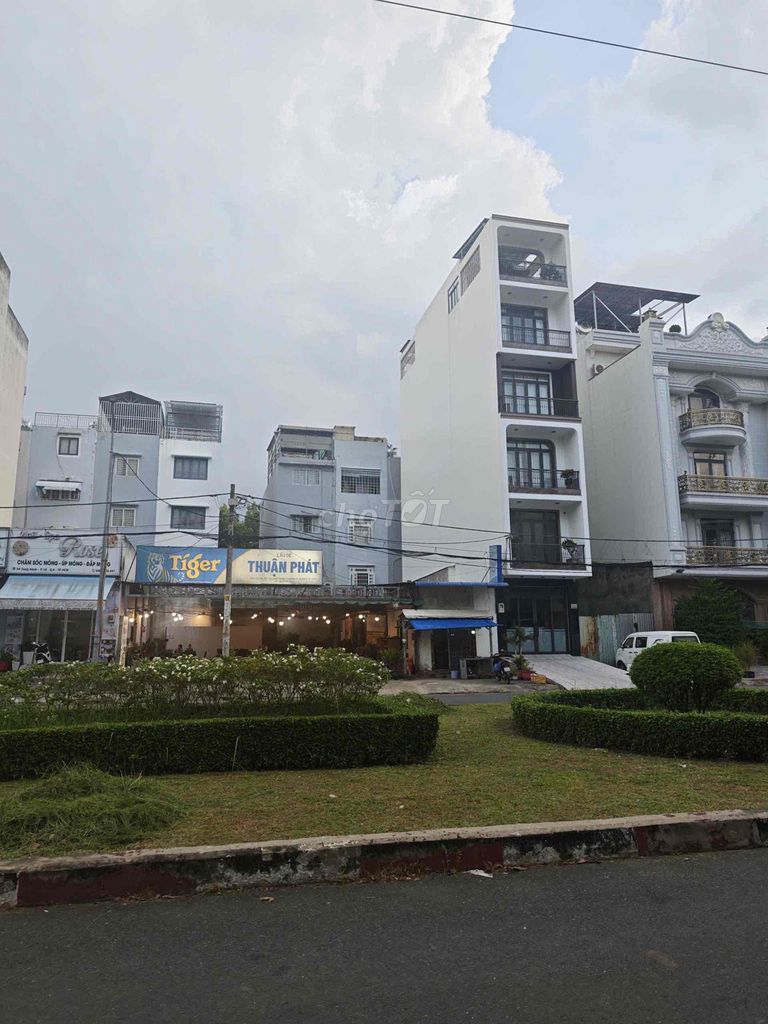 Rent a house for three fronts. Song Hành.