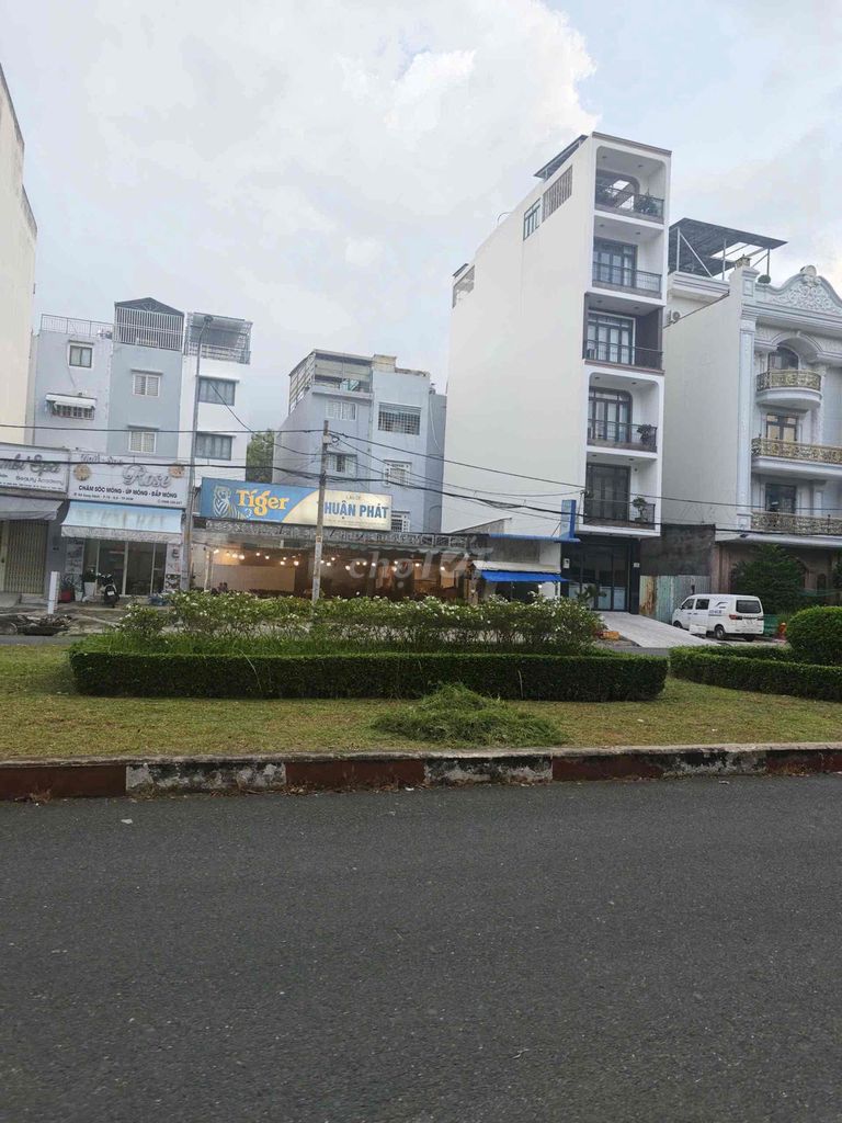 Rent a house for three fronts. Song Hành.