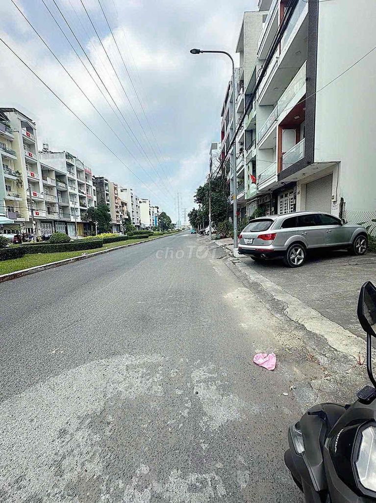 Rent a house for three fronts. Song Hành.