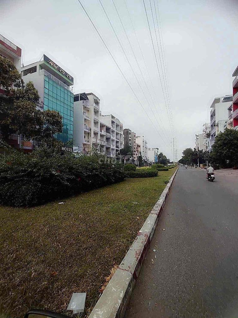 Rent a house for three fronts. Song Hành.