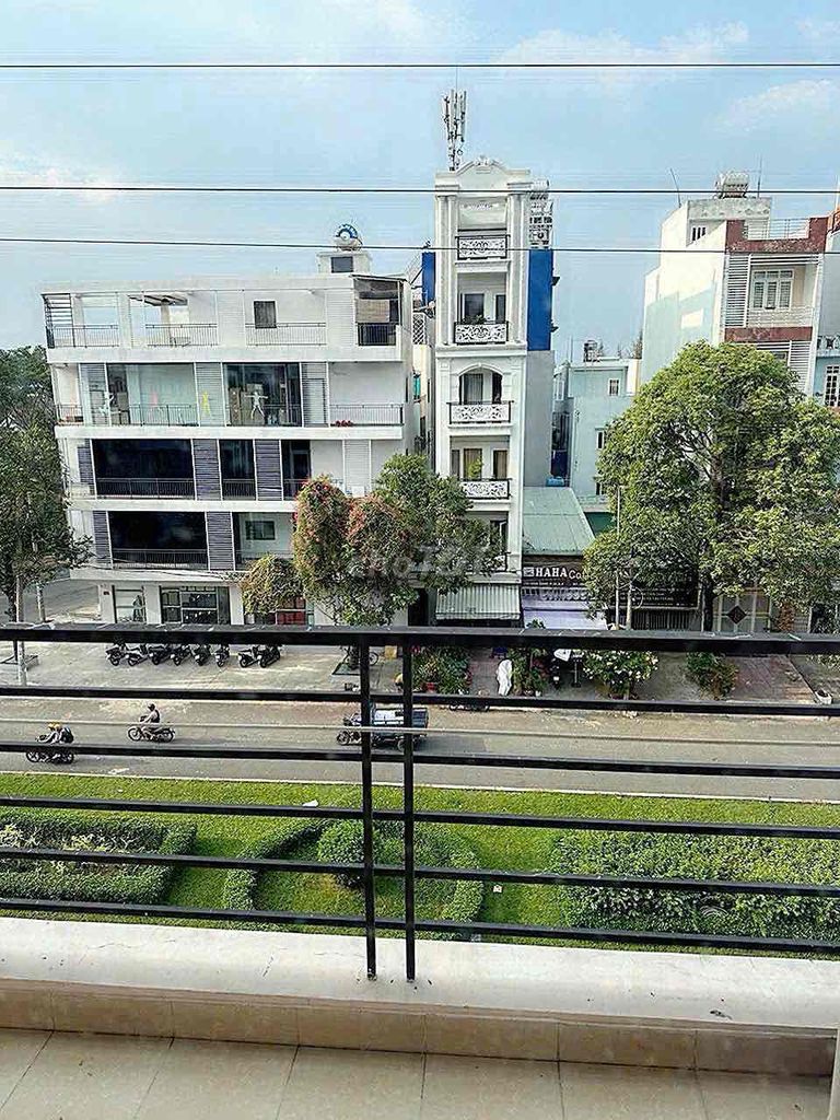 Rent a house for three fronts. Song Hành.