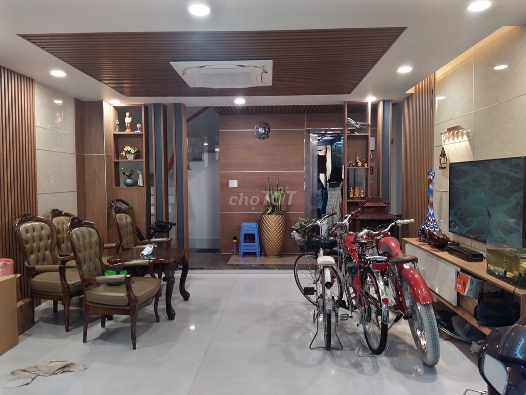 Rent a business car alley. 5 meters x 18 meters. One suspended, two bedrooms.