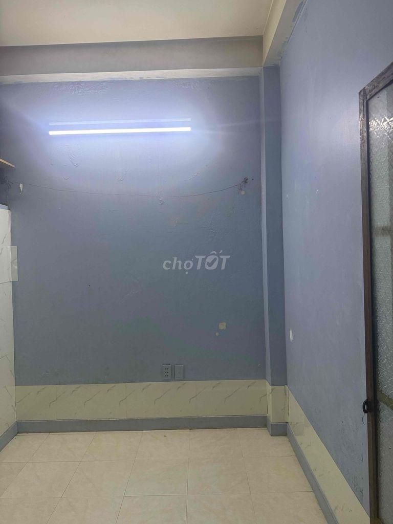 Rent room, lady priority