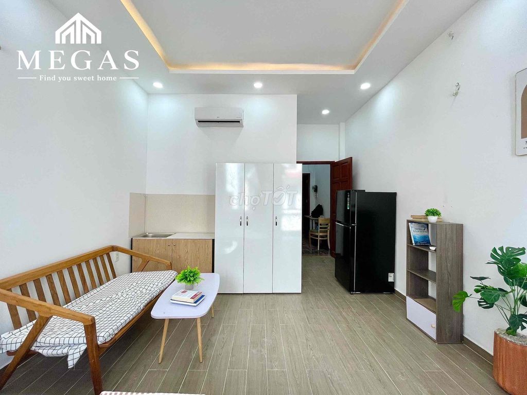 The balcony studio, Lý Thường Kiệt, near District 10 is easy to get to District 1.