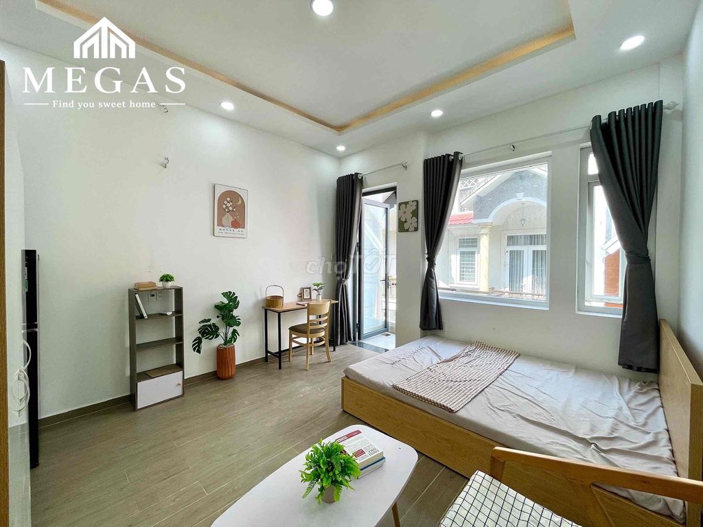 The balcony studio, Lý Thường Kiệt, near District 10 is easy to get to District 1.