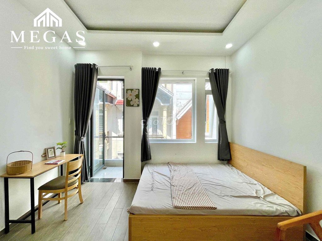 The balcony studio, Lý Thường Kiệt, near District 10 is easy to get to District 1.