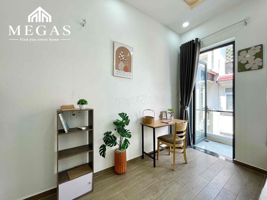The balcony studio, Lý Thường Kiệt, near District 10 is easy to get to District 1.