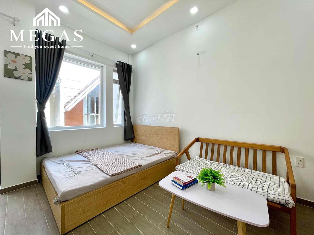 The balcony studio, Lý Thường Kiệt, near District 10 is easy to get to District 1.