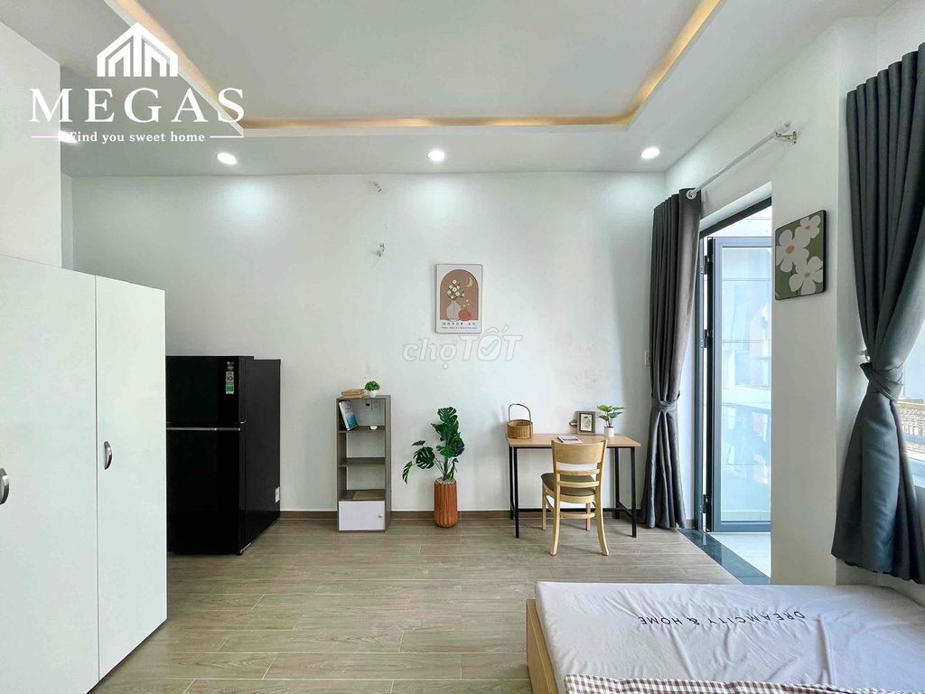 The balcony studio, Lý Thường Kiệt, near District 10 is easy to get to District 1.