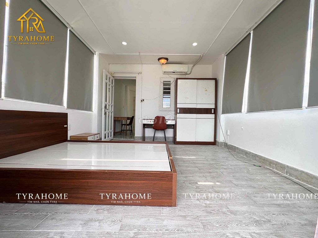A hyper-max. A bedroom. - Super broad balcony. - Very cool.