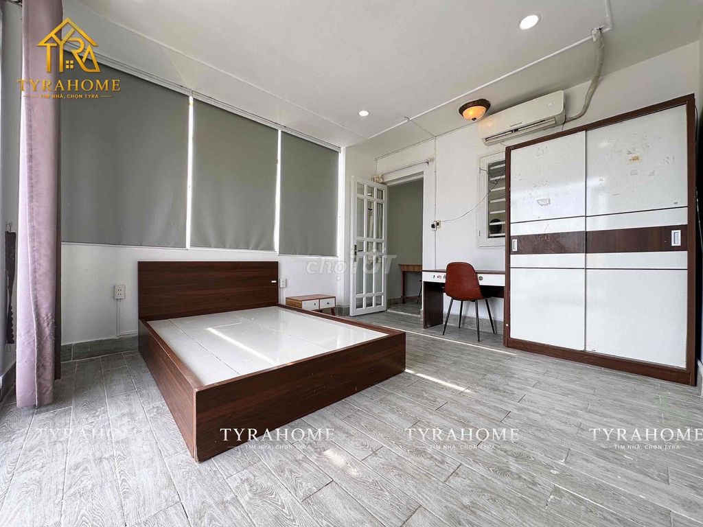 A hyper-max. A bedroom. - Super broad balcony. - Very cool.