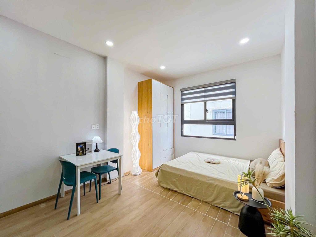 Opens a cheap apartment full of furniture