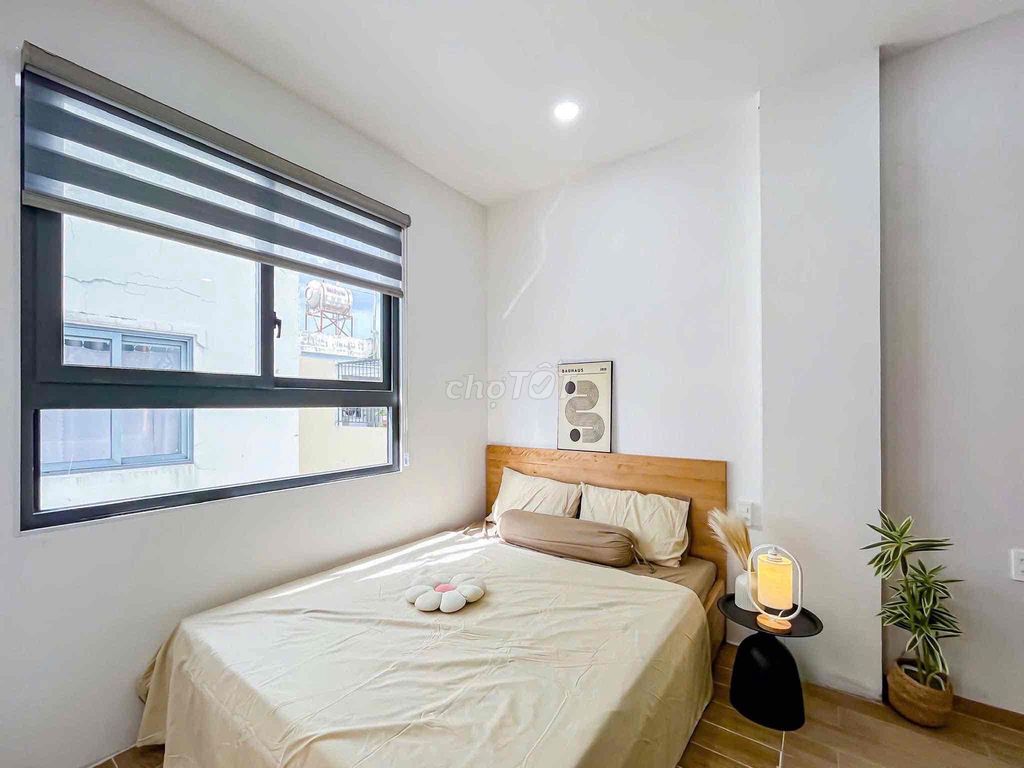 Opens a cheap apartment full of furniture