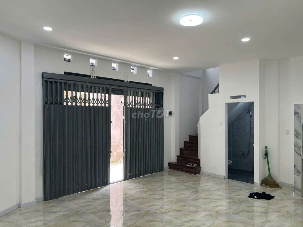 We'll rent out the square root two stories. Just over 10 million. Bà Hạt Street. Kadokawa 9. District 10