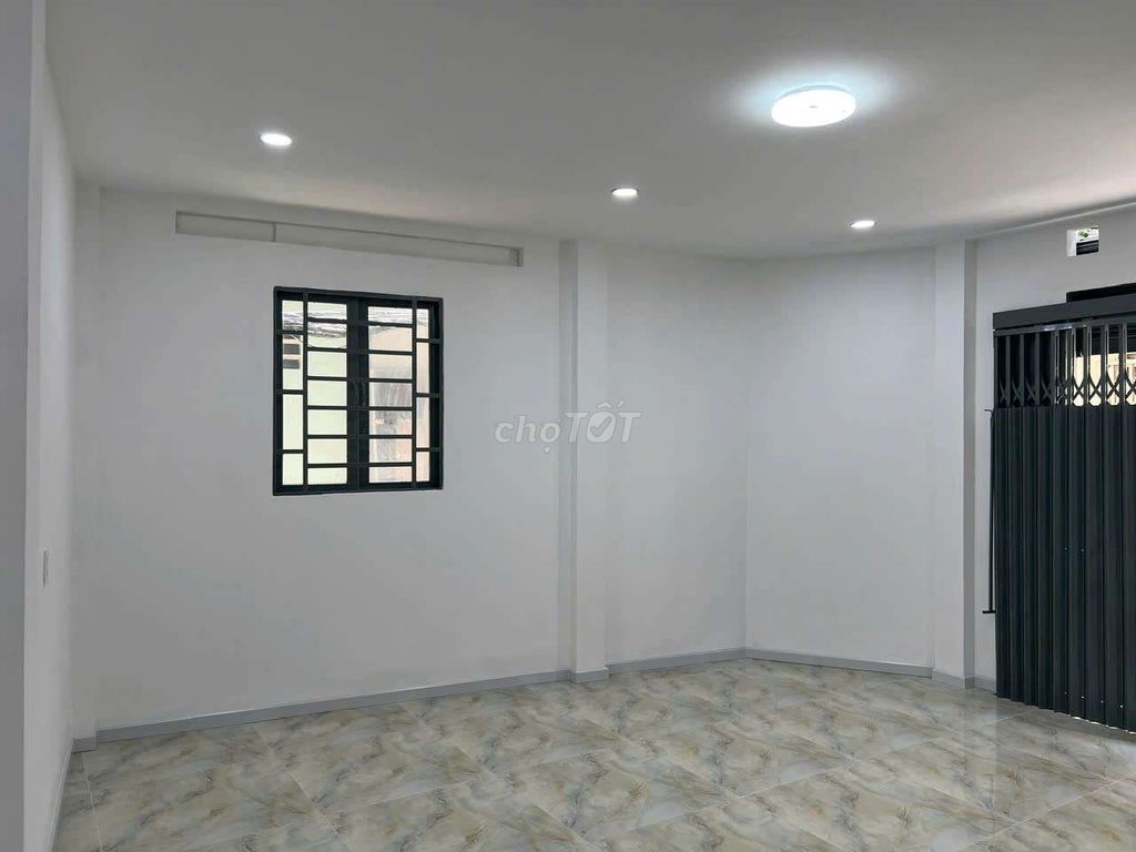 We'll rent out the square root two stories. Just over 10 million. Bà Hạt Street. Kadokawa 9. District 10