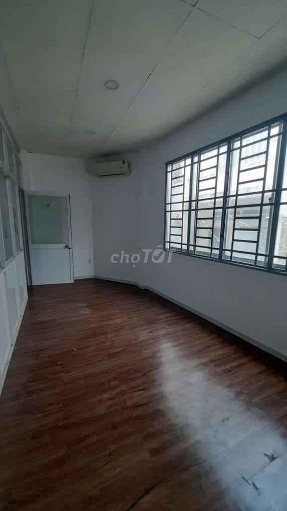 We'll rent out the square root two stories. Just over 10 million. Bà Hạt Street. Kadokawa 9. District 10